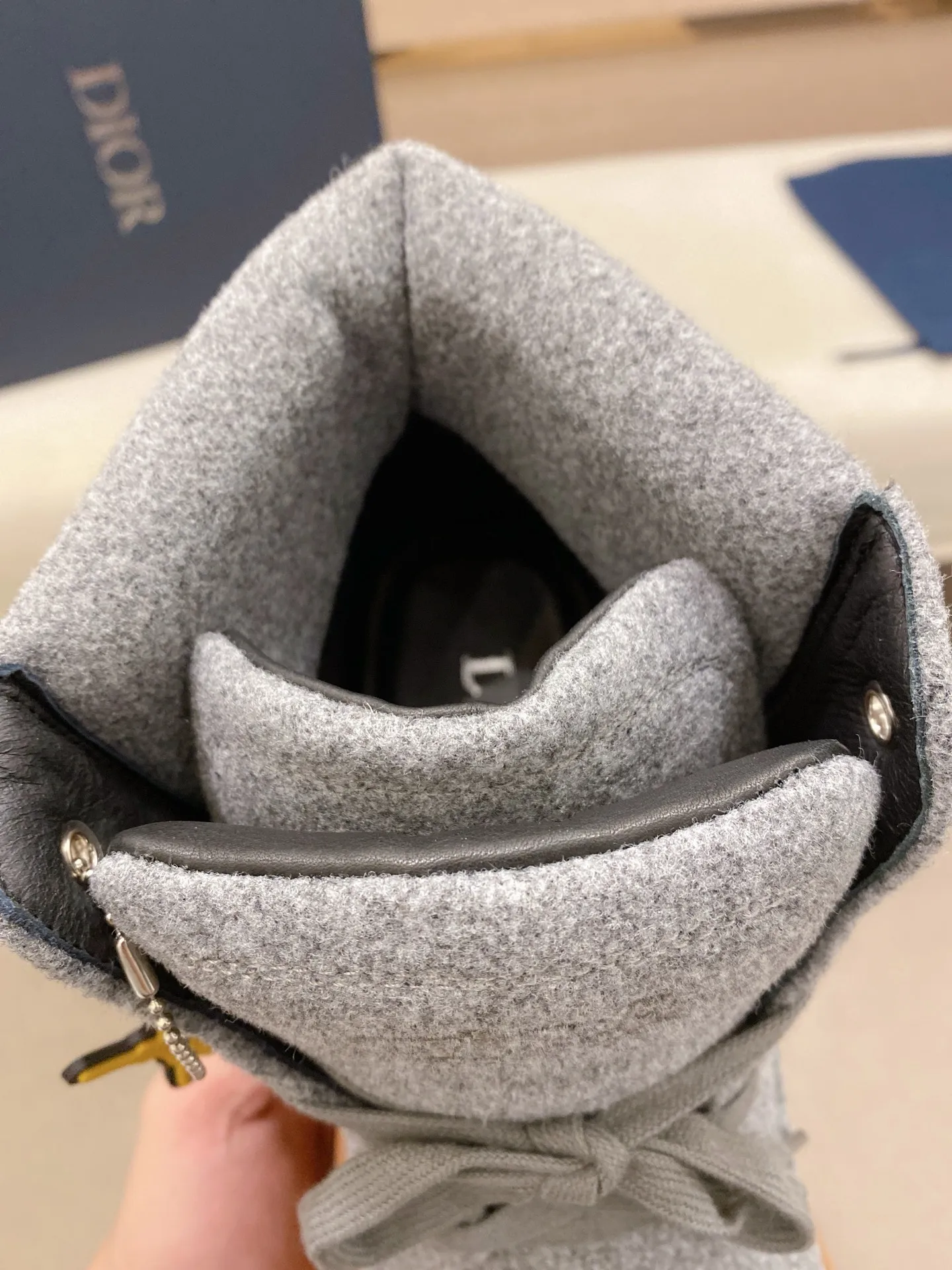 Factory price: 560💰[Dior·Dior] New casual high-top men's shoes, new spring and summer design, perfect workmanship, lace-up lazy style to create cabinet quality, upper: imported first-layer cowhide, high-grade sheepskin lining soft and comfortable, ultra-light TPU wear-resistant outsole, simple, versatile fashion men's shoes, excellent color code number 38-44. Customized at 45.46
